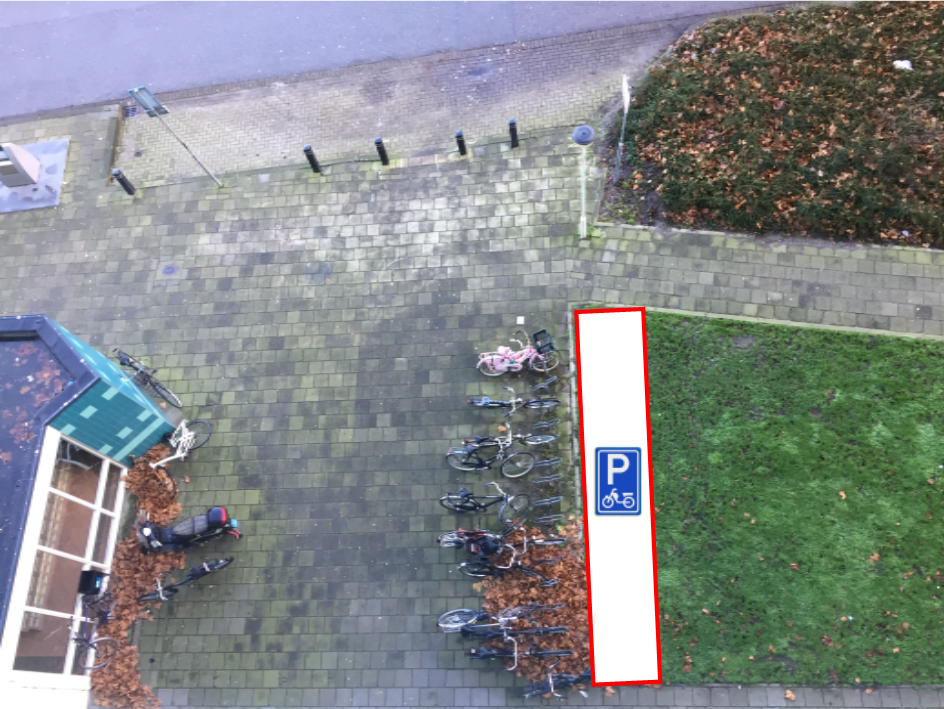 Beoogde locatie scooterparkeerplaats naast ingang middenbouw Hoevenbos